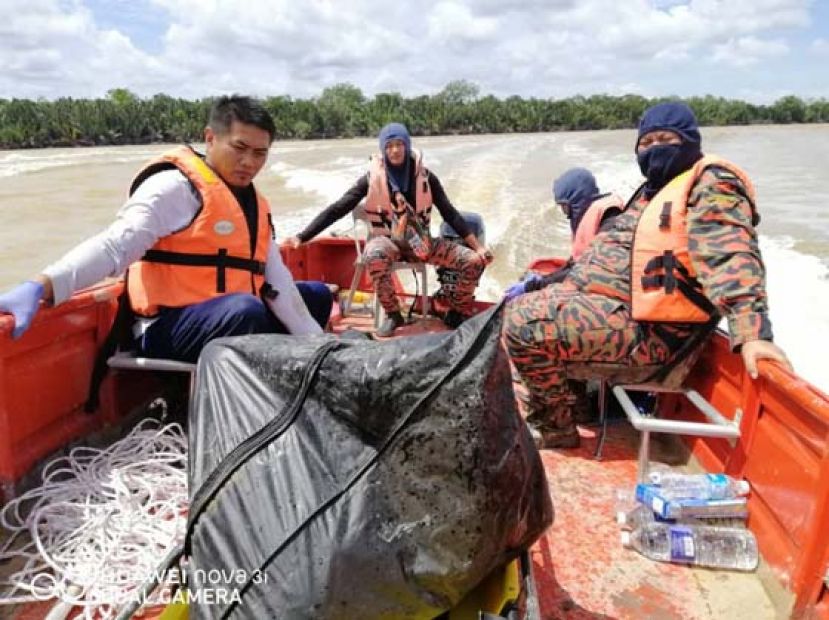 死者16岁者默哈末法翰遗体打捞上来后，运返甘榜交予家属举殡安葬。