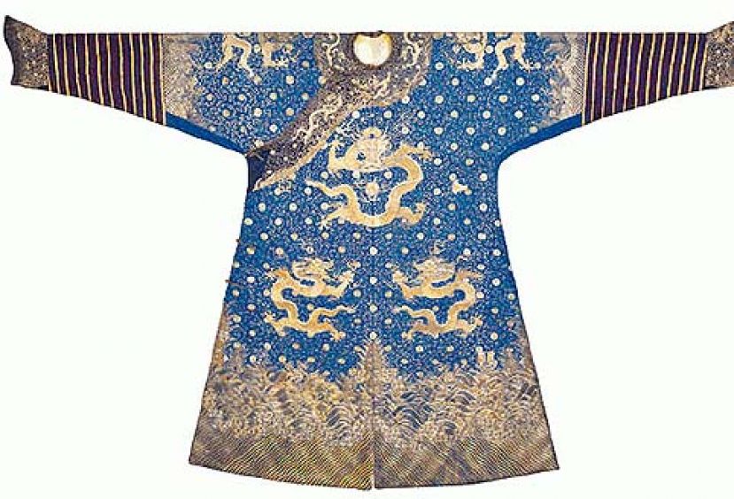 图示：乾隆&ldquo;御制蓝绸捻金银绣金龙十二章吉服袍&rdquo;龙袍绣有九条龙，上面缀满珠子。