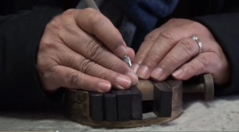 重庆七旬老人白头发上刻630字《琵琶行》