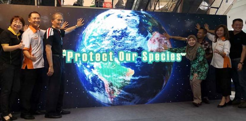 诗巫市议会主席拿督张泰卿（左三）主持《爱地球日》推展礼。（右四）为市议会署理主席罗卡雅和筹备会主席赖聪安（左二）等。