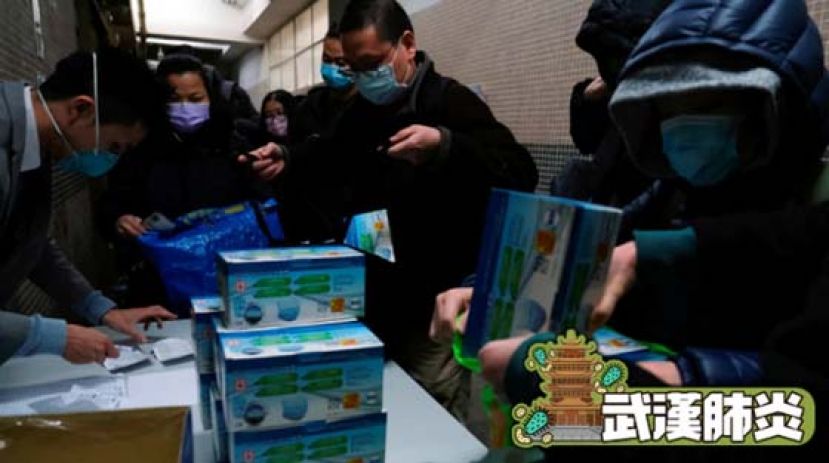 香港市民周二排队购买口罩。