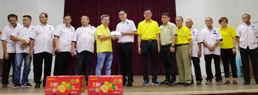 砂地方政府及房屋部长沈桂贤（左六）分发红包予石角民立中学校长蔡宗璟（左七），左起为民立中学校董周庆华、副监学温承志、校董陈良国、秘书长温武有及主席朱聪泽；右起为监学蔡高仁、甲必丹温淑萍、校董蔡明新、校董江孙伐、甲必丹曾文及、杨胜发市议员及砂首长署政治秘书陈开。