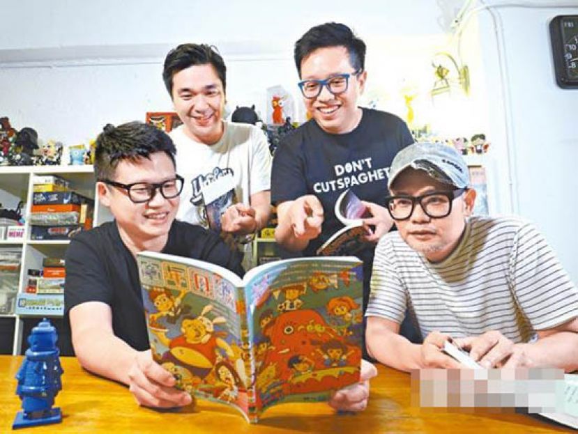 策划人单戈不便出镜，四位爸爸围堆开心看《童年同渡》。