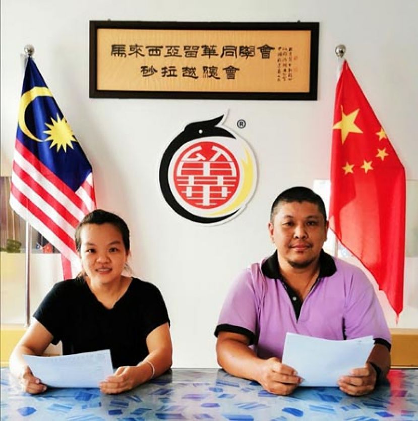 留华砂总署理会长曹斌超（右）与升学辅导主任张詠婷（左）欢迎赴华新生与家长出席本周六的行前说明会。