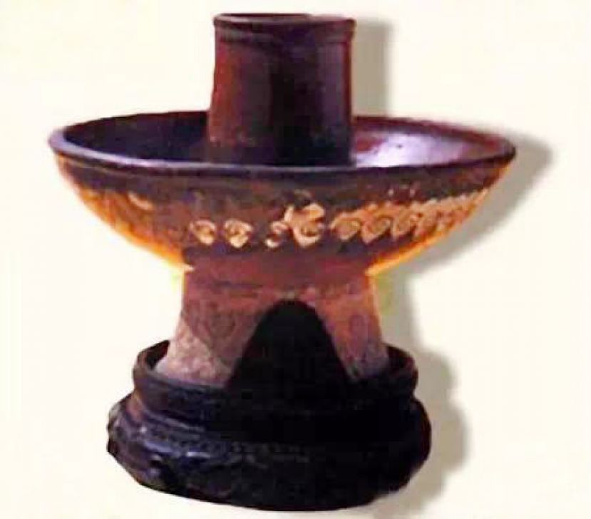 图示：唐三彩火锅。