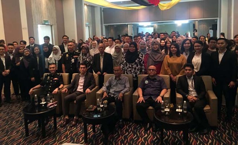 众人于大会后合影，坐者中为砂首长署部长（廉政与 监察）拿督达立朱菲立。