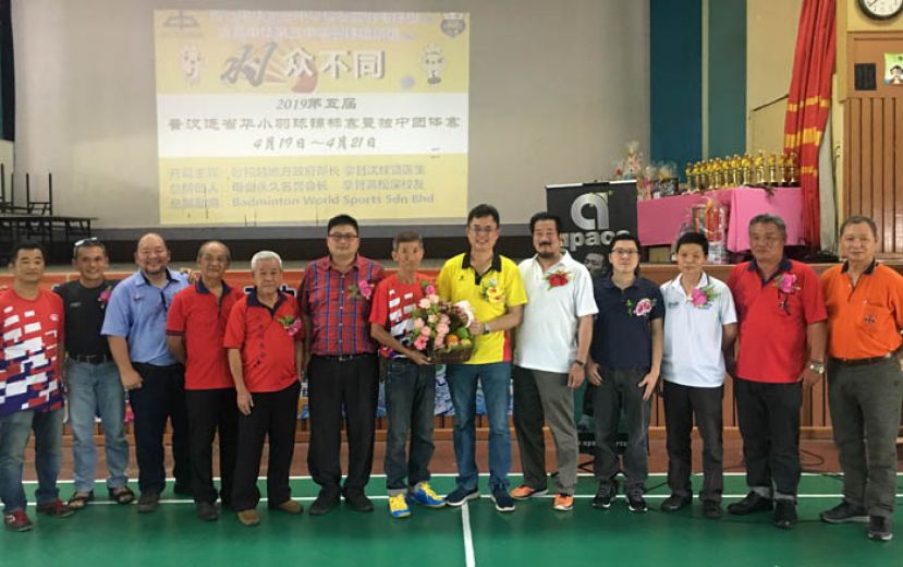 筹委会主席何爱民（左七）在众人陪同下赠送水果礼篮予拿督沈桂贤代表陈开。右五为拿督黄松深。