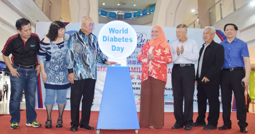 图示：俞小珊市长(左3)为世界糖尿病日主持推展，其左是美里糖尿病协会主席陈超梅，右2及3分别为省长瑟丽娜、拿督陈超耀及刘保祥(右3)。