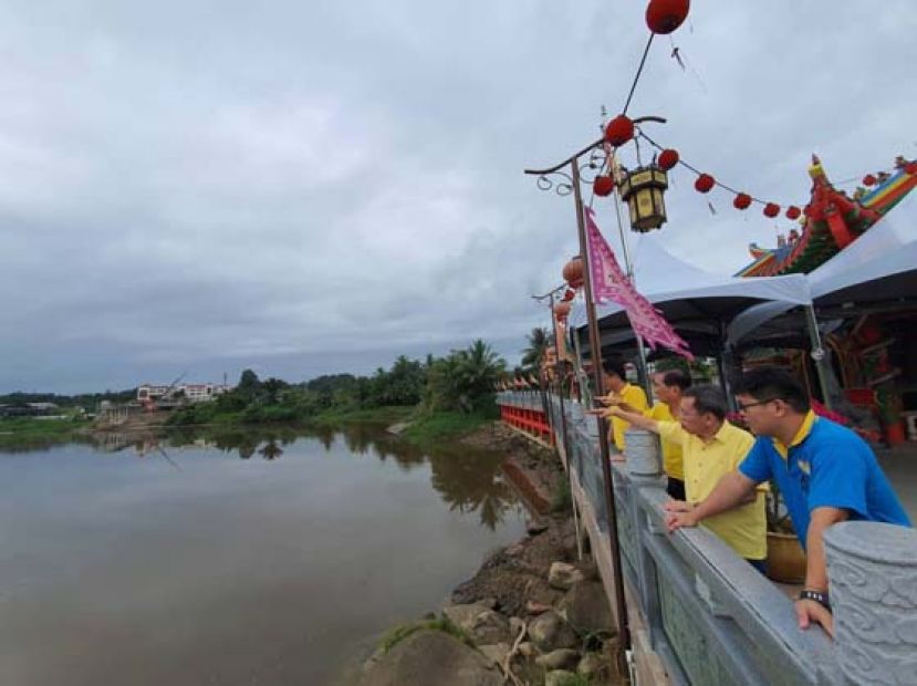 沈桂贤与杨胜发和林亚德等，从天师爷遥望彼岸的石角河滨公园工程进展。