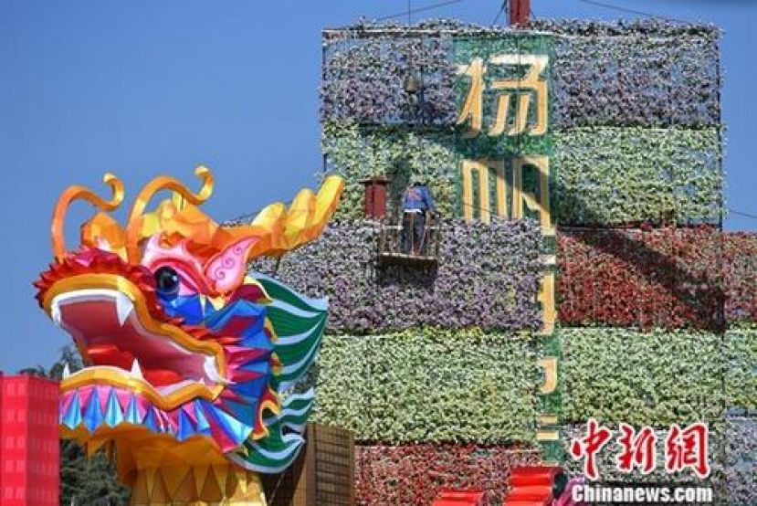 昆明世博园内工作人员用鲜花布展。