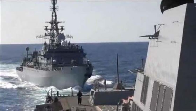 俄军战舰险撞中法拉格特号驱逐舰（USS Farragut）船尾。
