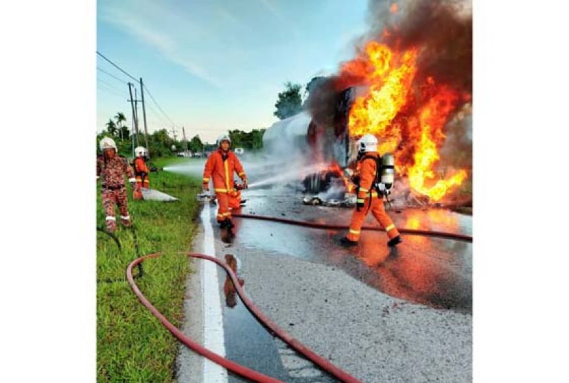 消拯部队正在展开援救行动。