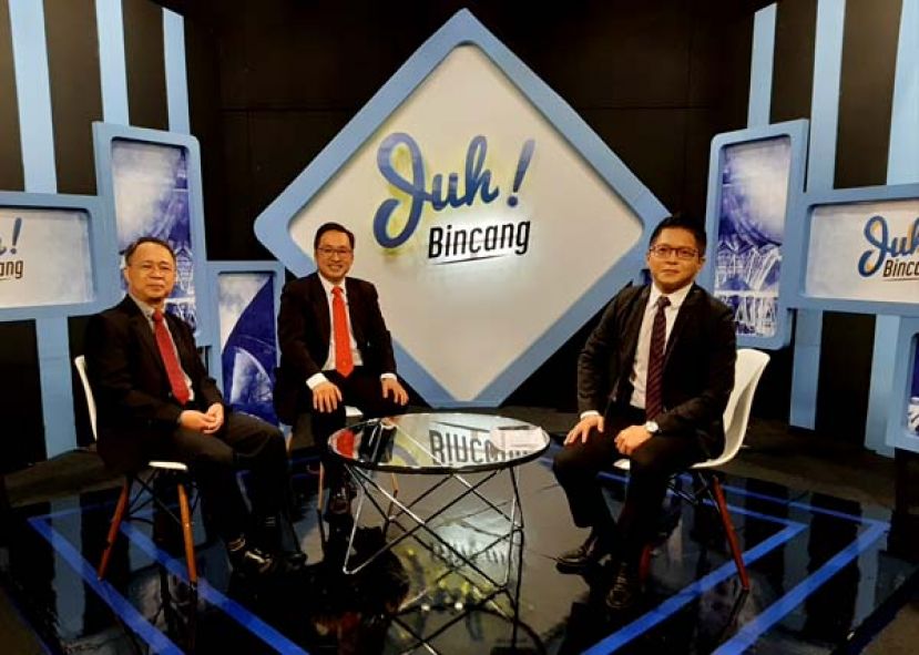 国内贸易及消费人事务部副部长张健仁（中）出席砂RTM TV Okey的&ldquo;新马来西亚&rdquo;清谈节目。左为砂大社会科学与人文系副教授史丹利及主持人法兹里希山（右）。