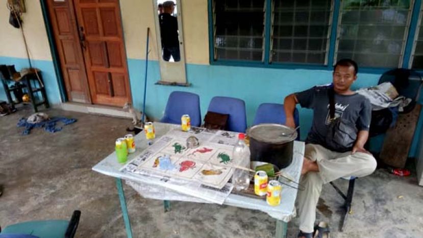 警方突击民宅，破非法聚赌。