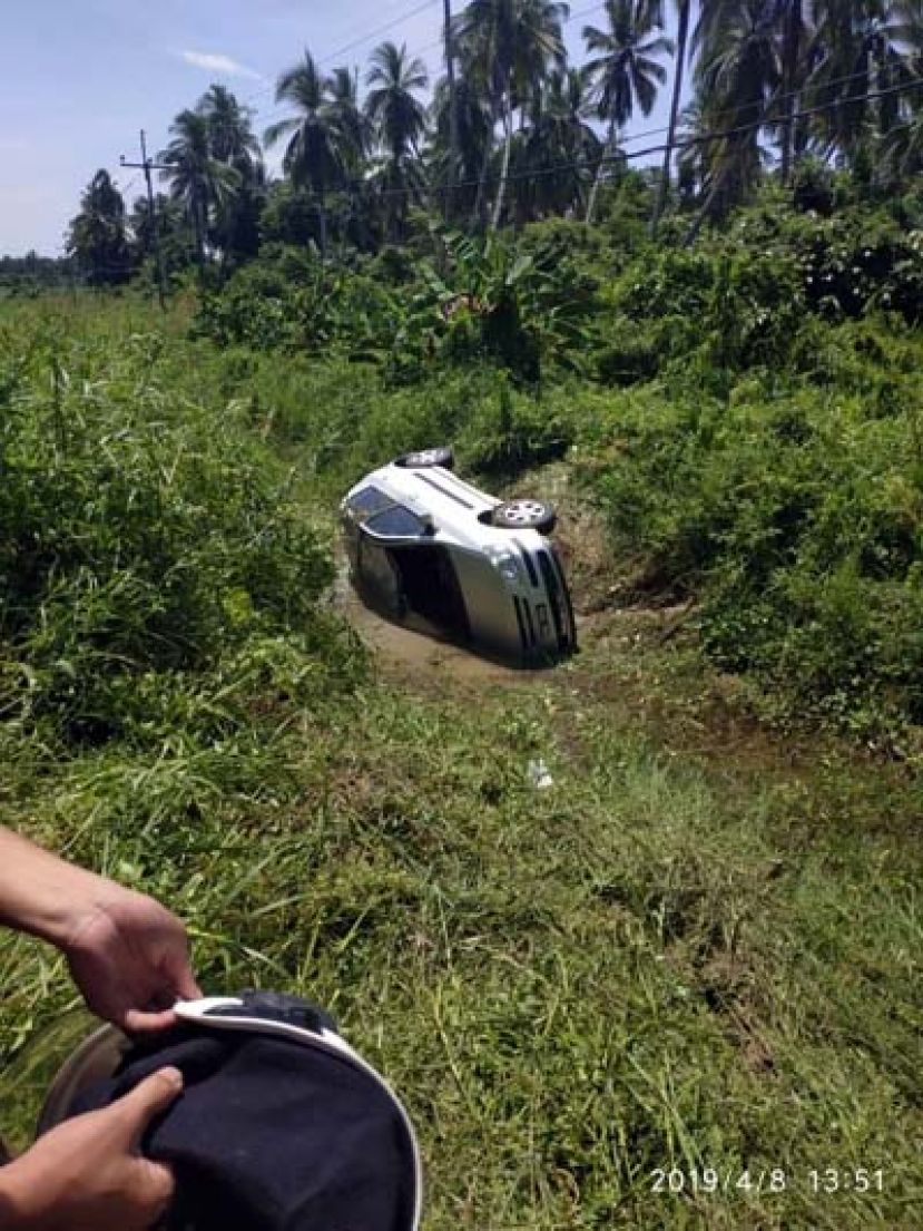 轿车撞入路旁草丛泥沟