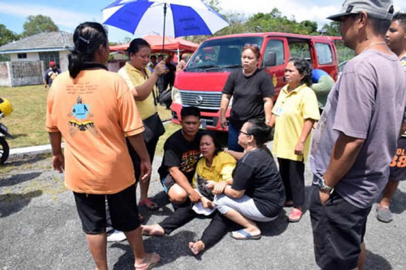 小死者母亲接获恶耗赶到现场时，悲痛的瘫痪在地。(其左)是死者父亲。