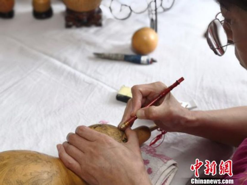 近日，兰州艺人陈兵在家中雕刻葫芦。