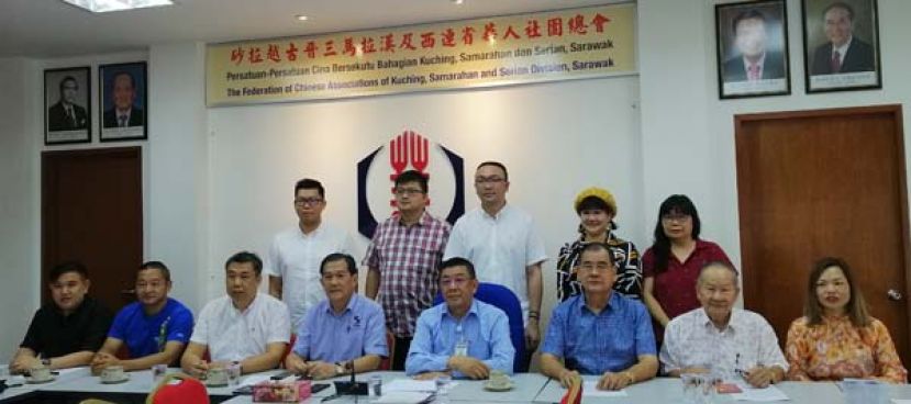 晋汉连省华总理事在新闻发布会后合影，座左起为晋汉连省华总青年团副团长黄伟忠、青年团副团长李国豪、副会长周文盛、秘书长林亚德、会长拿督黄良杰副会长郑文新、总协调钟名宝及妇女组主任张慧娇；后排左起为青年团委员沈茂前、副社团与社会组主任卢少奎、青年团财政郑国栋、妇女组秘书田美丽及妇女组财政林春煌。