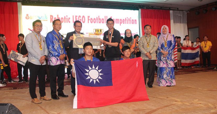 拿督李景胜颁发国际组冠军奖杯项予《我们来自台湾》队。