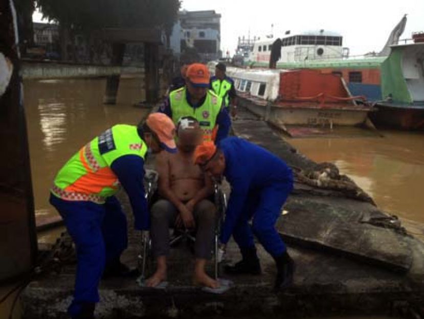 疑搞人妻遭到痛殴的中年男子送院治疗。