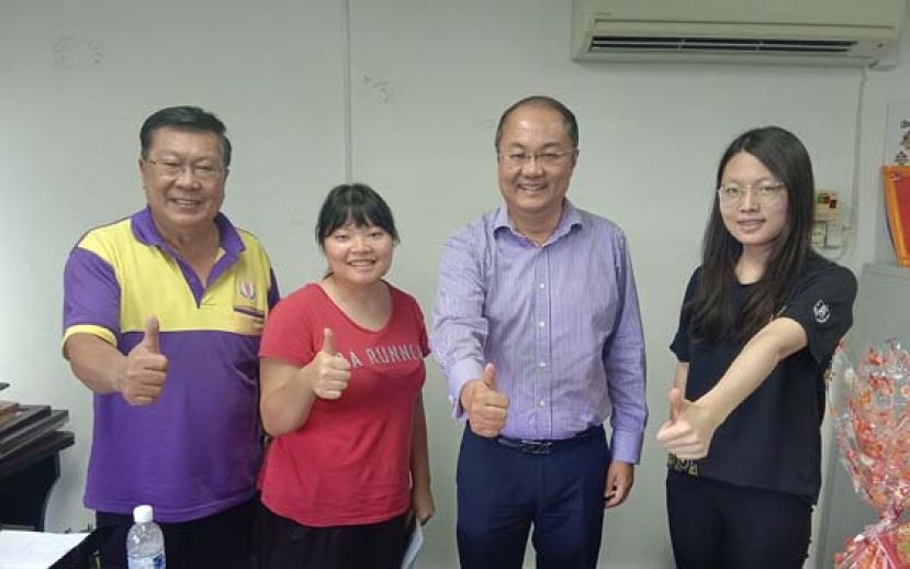 美里省华总会长拿督吴健平(右2)、秘书长余清和(左)与中国上海交通大学医学院学生刘美慧(右)及正申请该大学医学院的吴琦琳合摄。