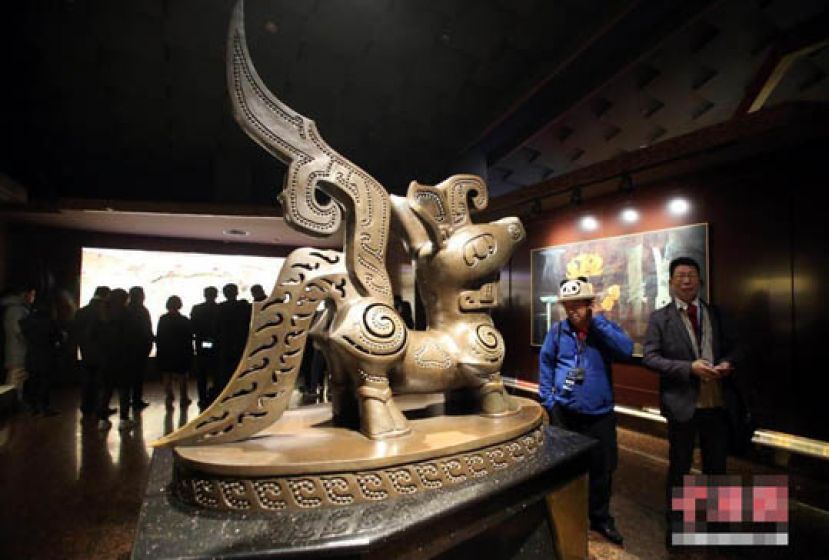 海外华媒代表探访三星堆博物馆 感受古蜀文明