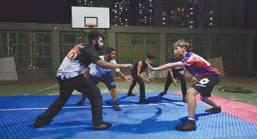 卡巴迪是起源于南亚印度及巴基斯坦的传统民间运动，玩法与麻鹰捉小鸡相似。