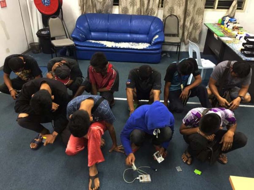 落网的瘾君子被押返反毒机构办事处等候发落。