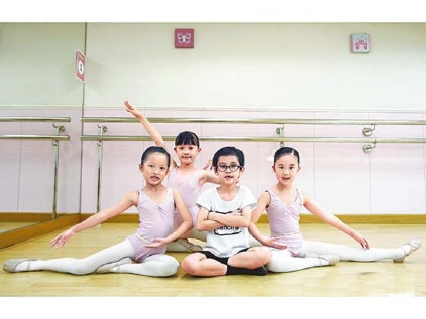 梓谦热爱芭蕾舞，在女孩堆中练舞一样挥洒自如。