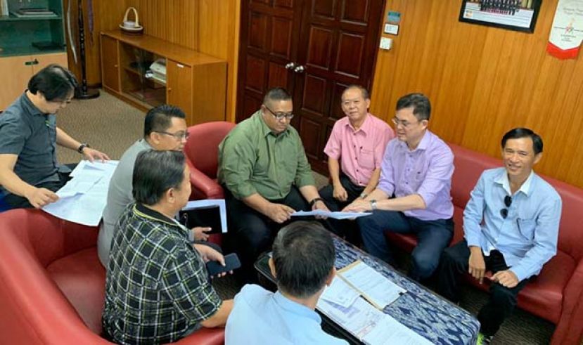 砂首长政治秘书陈开(右二)带领下，砂土地局局长哈迪, 策划部负责人史丹利等就所规划之建筑发展进行交流。