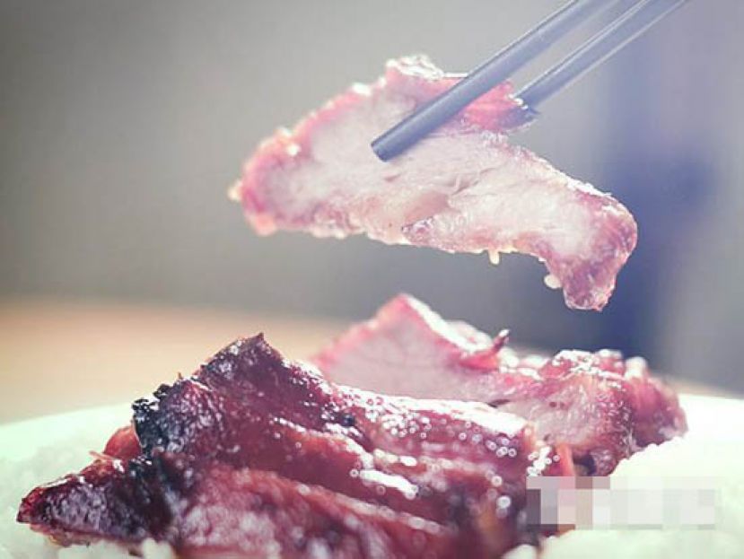 叉烧外表要焦香，肉质软嫩才算烧得好。