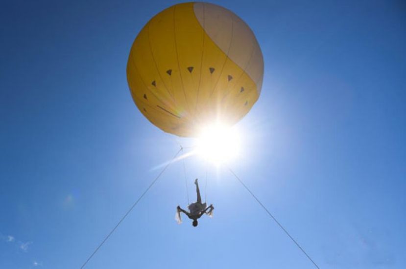 江西宜春上演现实版&ldquo;嫦娥奔月&rdquo; 高空杂技引围观
