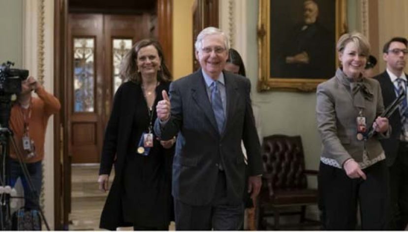 参议院周五投票反对就特朗普弹劾案传召额外的证人后，参议院多数党领袖麦康奈尔竖起拇指离场。