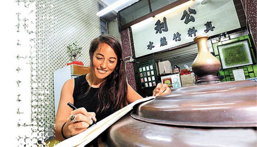 图示：华莲丝爱橄榄球也爱写作，这两年埋首记录香港老行业的书终于出版。