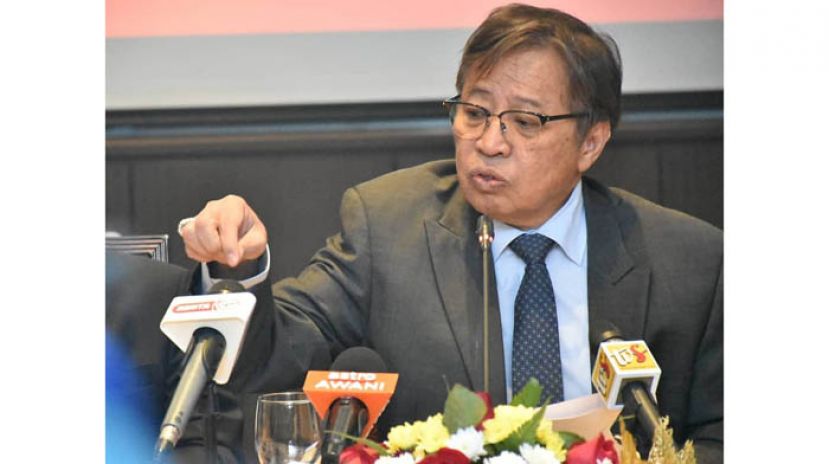 砂首长拿督巴丁宜阿邦佐哈里。