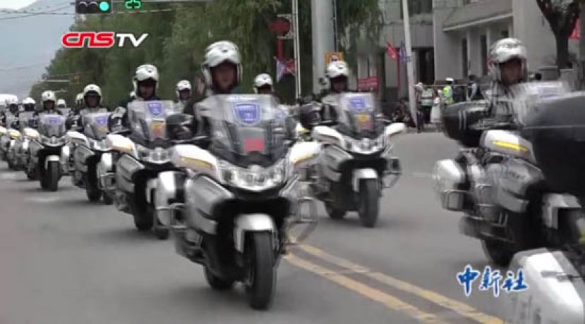 探访环湖赛后勤：摩托车队骑行赛道保驾护航