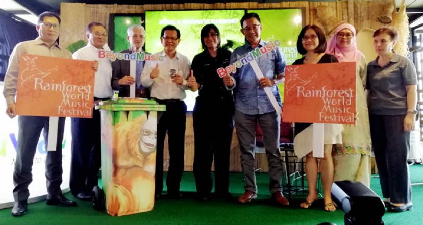 砂旅游、艺术、文化、青年与体育部长阿都卡林（右四）主持热带雨林音乐节新闻发布会，右五为砂旅游局首席执行员莎扎及砂旅游、艺术与文化部助理部长拿督李景胜（右六）。