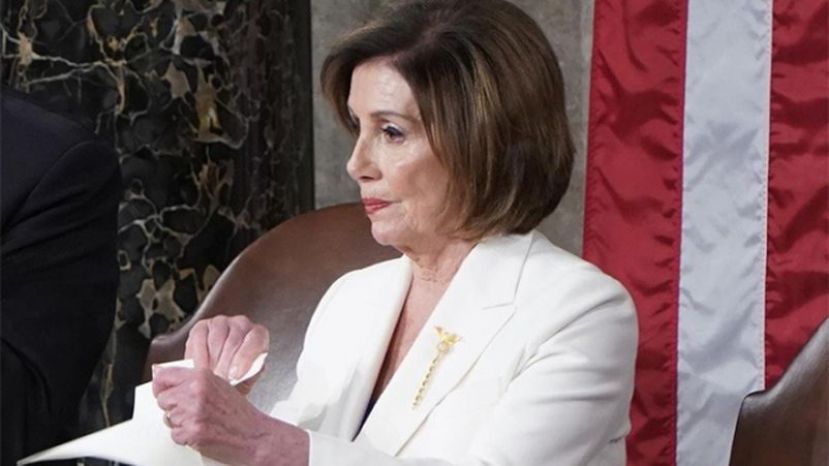 佩洛西撕毁特朗普的讲稿文本。