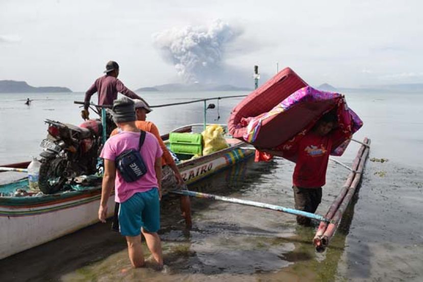 塔阿尔火山濒临爆发，附近地区民众被迫疏散。
