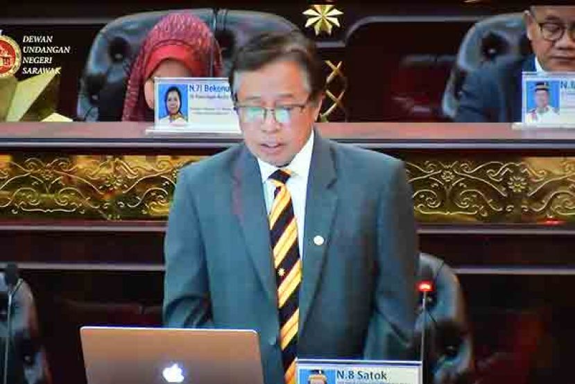 砂首长兼财政部长阿邦佐在州立法议会提呈有史以来数额最庞大的财政预算案。