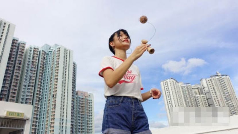 现年17岁的Yaka是香港少数的女剑球运动员，接触剑球亦令她抛开以往的阴霾，重新与人相处。