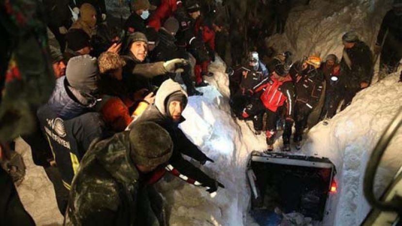 土耳其雪崩掩埋公路 酿33死包括多名救援人员
