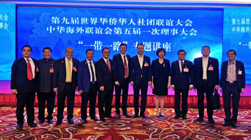 在一带一路专题讲座会上，拿督许德忍(右三)及拿督黄益隆(左二)与其他大马代表和人摄。