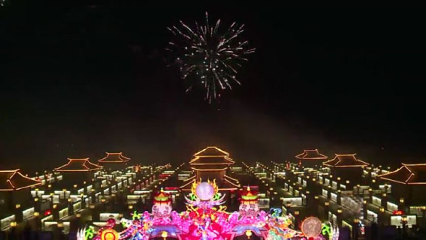 万人夜游古城闹社火  千年&ldquo;九曲黄河灯阵&rdquo;祈福送安康