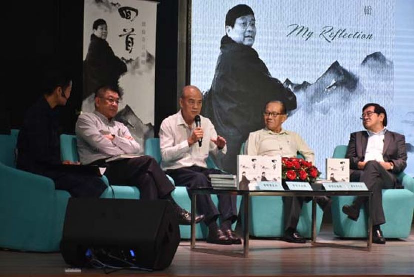 4名来宾上台对拿督邓伦奇的新著作给予分享与回顾他过去的共事的经历及趣事。