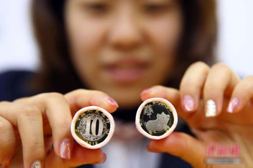 猪年生肖纪念币登场 民众踊跃兑换