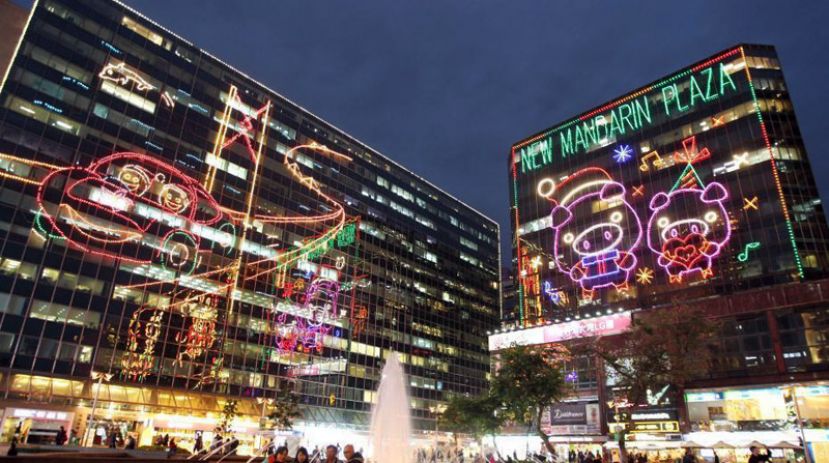 图示：12月10日华灯初上的香港尖沙咀东部。