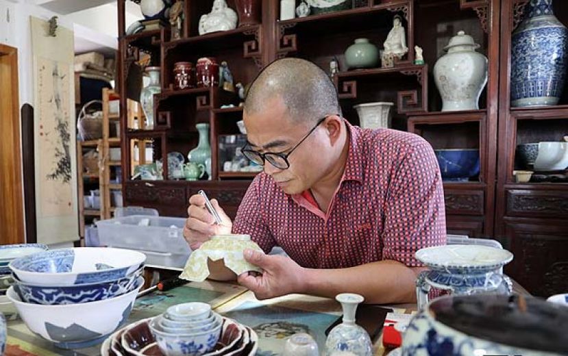 图示：近十年来，罗国新一直收集、研究历朝历代的陶瓷残片，几近痴迷。因高度近视，罗国新常年戴着一副眼镜，朋友都叫他&ldquo;罗瞎子&rdquo;。