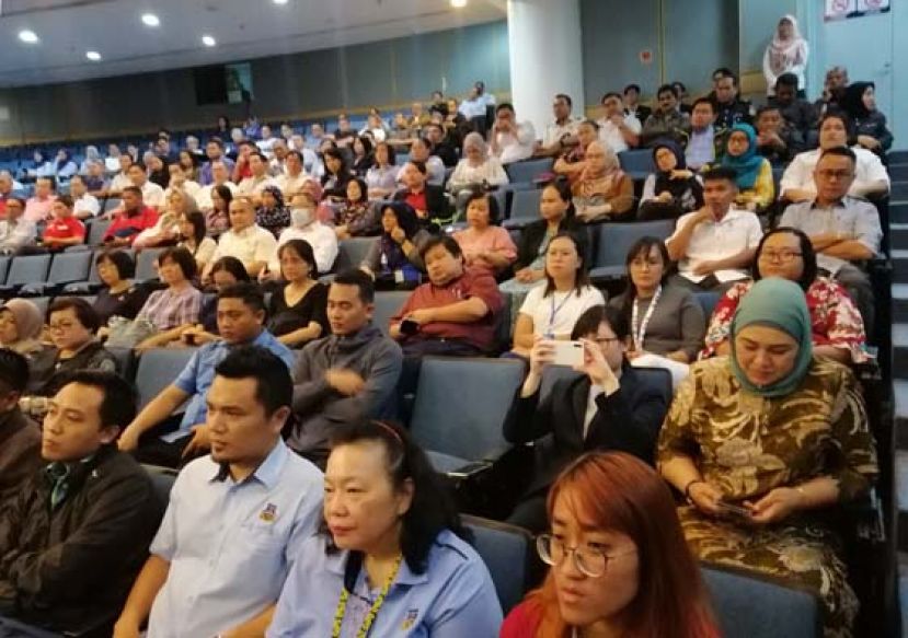 砂地方政府职员专心聆听新型冠状病毒的最新发展。