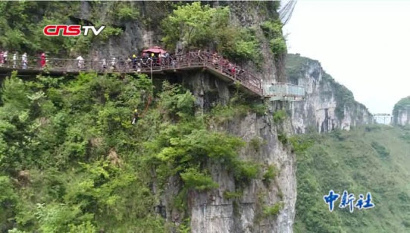 贵州万山悬崖上的清洁工：一根绳索走峭壁